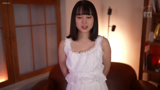 客厅 · 微笑 · 上半身特写 · 白色蕾丝花边连衣裙 · 背景灯光温暖