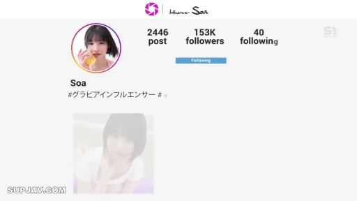 微笑 · 白色上衣 · 智能手机 · 头像特写 · 手机屏幕 · Instagram风格页面