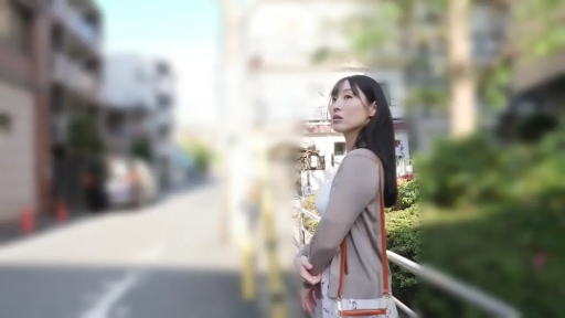 疑惑 · 背景虚化 · 户外街道 · 单肩包 · 浅色内搭 · 脸部侧颜