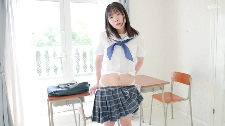 教室 · 腰部特写 · 呆萌 · 蓝色领结 · 学生书包