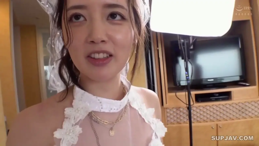 ホテルルーム · 顔のクローズアップ · 项链 · 嘴巴微张 · 白色挂脖婚纱 · 灯光设备