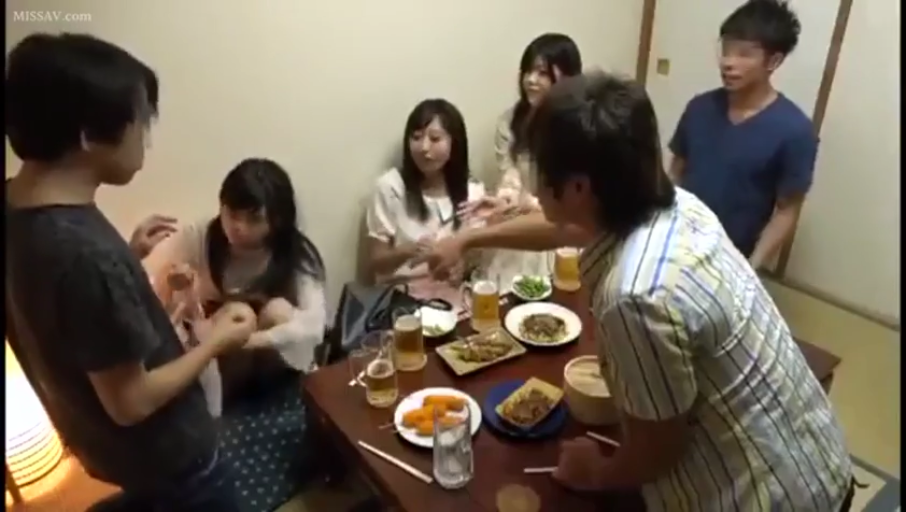 中景 · 自然 · 酒杯 · 休闲服 · 居酒屋 · 聚餐 · 围坐 · 多人聚会