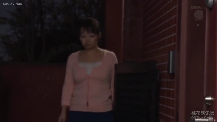 無表情 · 夜景 · 女子上半身 · 室外 · 粉色开衫毛衣