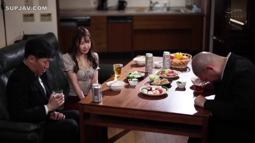 坐姿 · 严肃 · 客厅 · 西装 · 聚餐