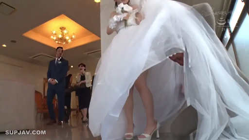 裙底视角 · 从容 · 婚礼礼堂 · 白色高跟鞋 · 婚纱头纱 · 裙底口交 · 背景有参加婚礼的宾客