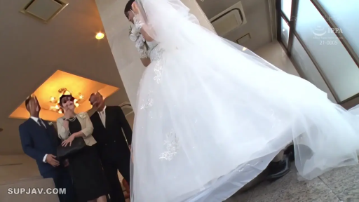 不可见 · 婚礼现场 · 头纱 · 裙底视角 · 偷拍裙底 · 婚纱礼服 · 超低角度俯拍