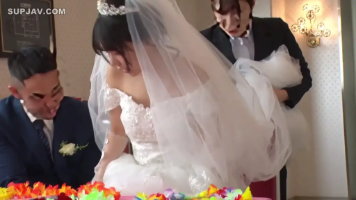 室内 · 专注 · 站立 · 中景 · 婚纱 · 准备行为 · 花束 · 婚礼主题