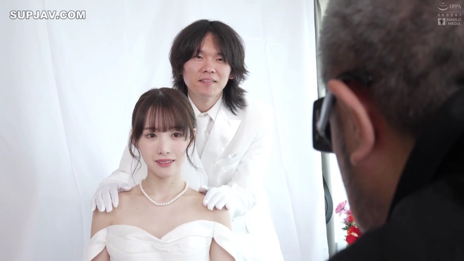 微笑 · 上半身特写 · 摄影棚 · 婚纱 · 男站女坐 · 拍照合影