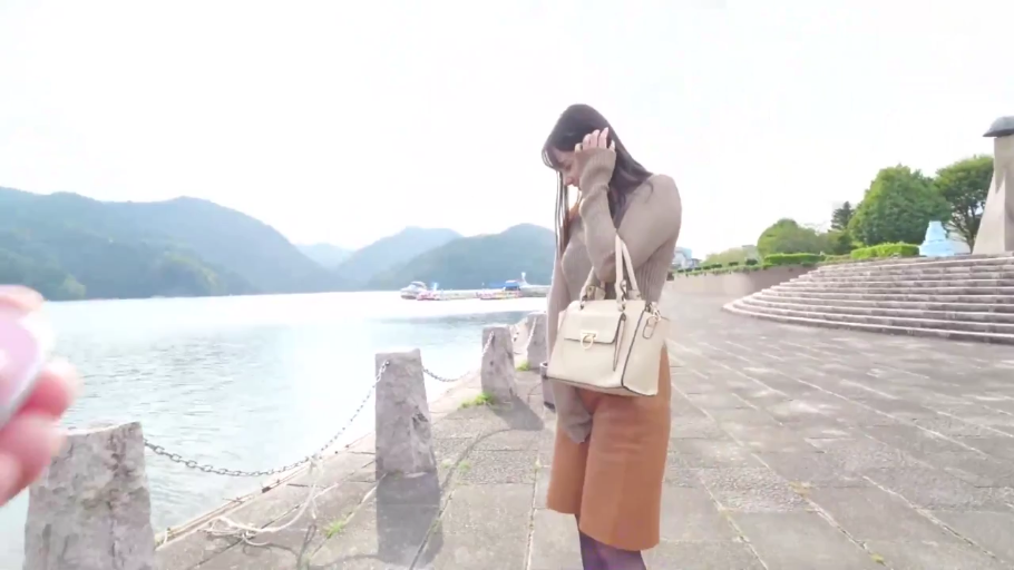 若有所思 · 白色手提包 · 风景区 · 棕色针织长袖上衣 · 女子上半身侧面