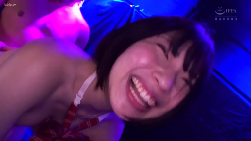 面部特写 · 侧卧姿势 · 室内暗光 · 极度兴奋 · 张嘴大笑 · 格纹内衣 · 紫色霓虹灯效