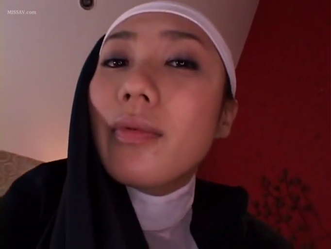 室内 · 五官特写 · 诱惑 · 自拍视角 · 白色内衬 · 修女头巾