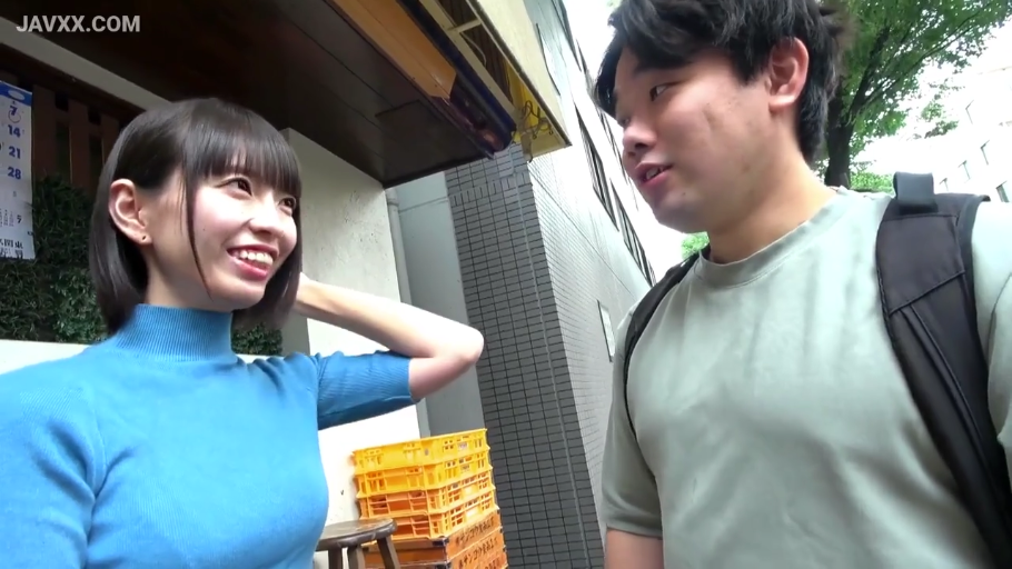 双肩包 · 店门口 · 两人面部特写 · 男性认真注视 · 浅绿色短袖T恤