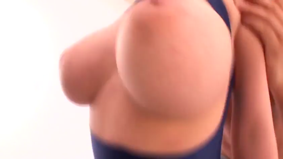室内 · 胸部特写 · 迷离 · 深蓝色连体泳衣 · 光线明亮