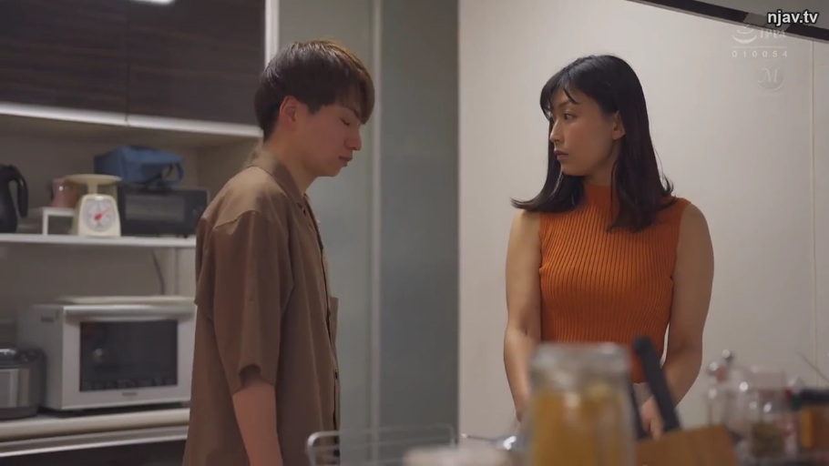 厨房 · 人物半身侧拍 · 男人一脸沮丧 · 男人穿棕色短袖衬衫