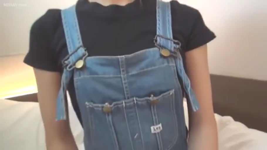 室内 · 站立 · 展示 · 躯干特写 · 牛仔背带裤 · 休闲