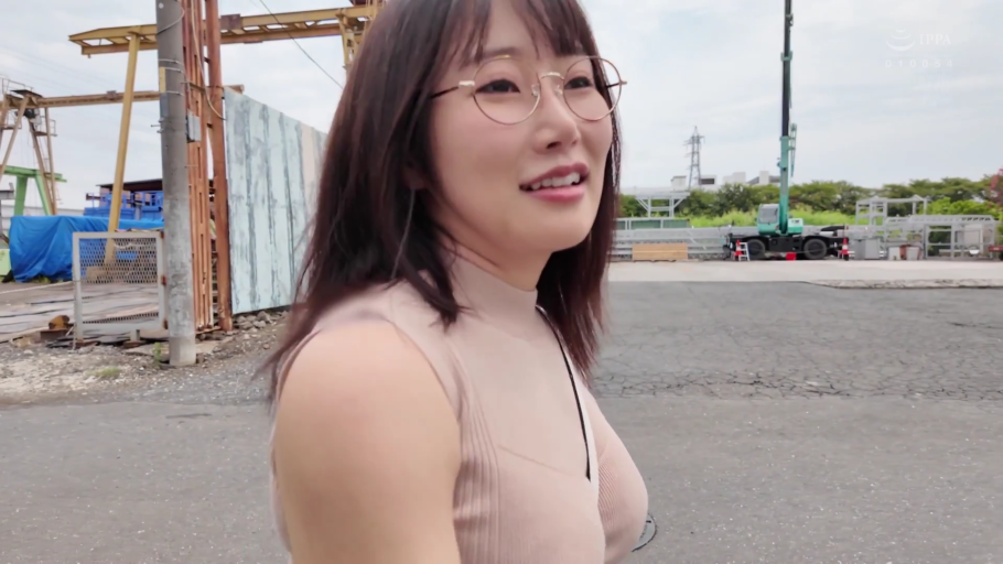眼镜 · 注视镜头 · 工厂空地 · 侧面肩部特写 · 晴天 · 浅粉色紧身无袖上衣