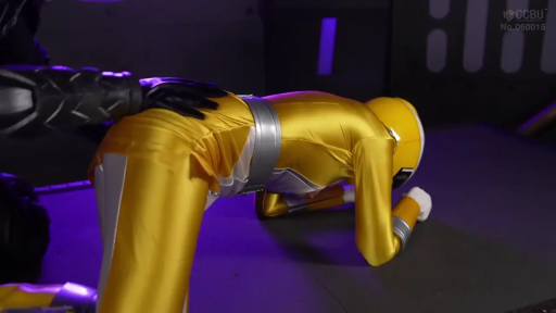 角色扮演 · 臀部 · 头盔 · 跪爬 · 抚摸 · 不可见 · 影棚 · 黄色紧身衣