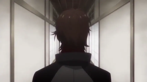 走廊 · 黑色外套