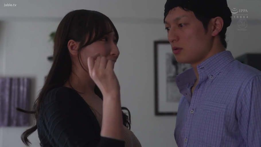 室内 · 站立 · 微笑 · 半身 · 交流 · 针织衫 · 熟女