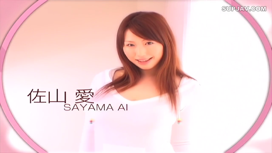 上半身特写 · 微笑 · 摄影棚 · 白色长袖上衣 · 画面内有字幕显示演员名字