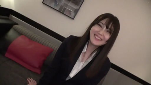 亲切 · Hotel room · 深色西装外套 · 上半身特写
