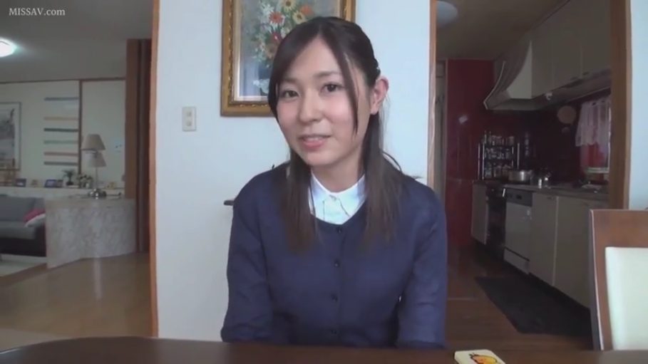 上半身特写 · 微笑 · 居家环境 · 白色衬衫领子