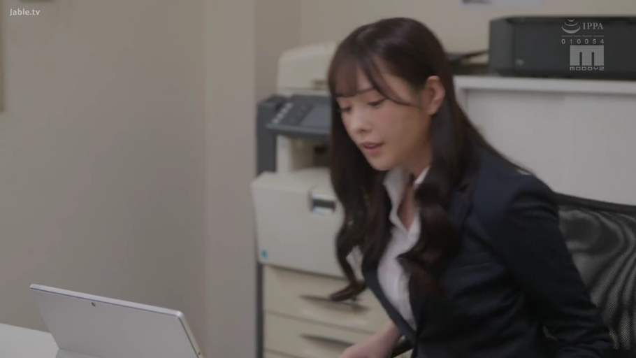 坐姿 · 专注 · 办公室 · 电脑 · 职业装 · 上半身 · OL · 办公