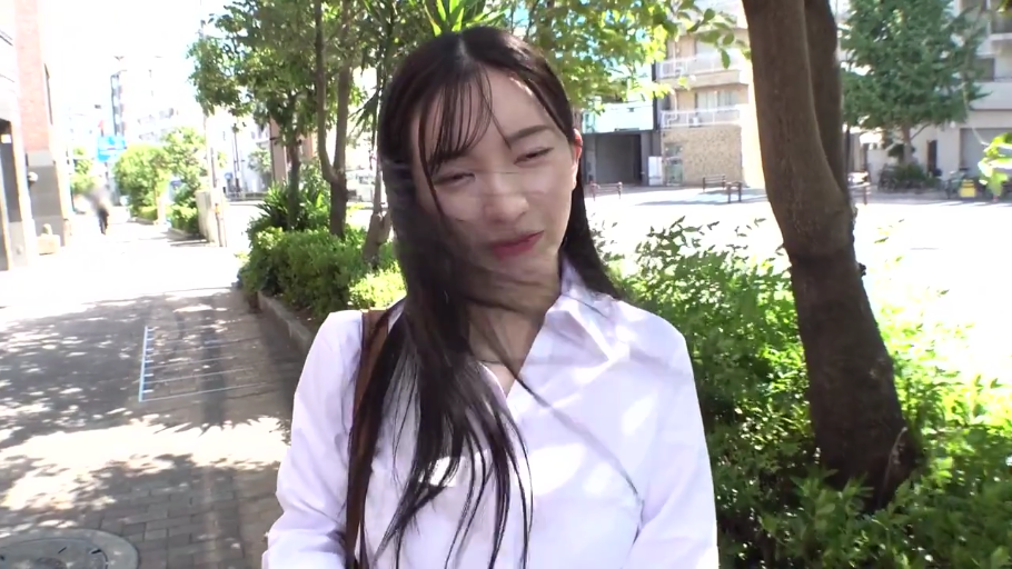 脸部特写 · 略带羞涩 · 白色衬衫 · 街道 · 日光 · 单肩包