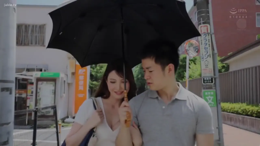 微笑 · 路边 · 户外背景 · 白色深V上衣 · 人物上半身特写 · 黑色雨伞