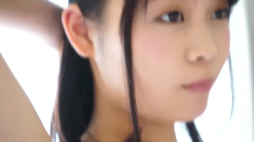 室内 · 侧面特写 · 注视前方 · 光线明亮 · 吊带内衣或裸露肩部