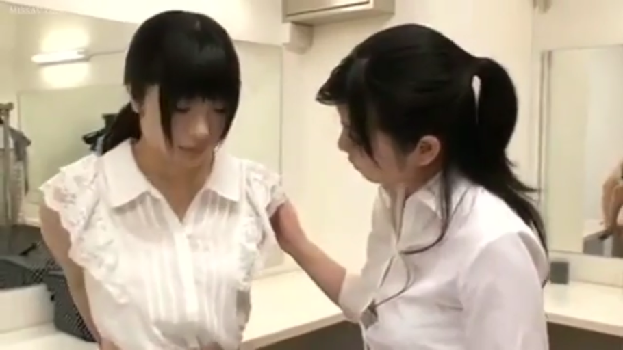 顺从 · 化妆间 · 上半身中景 · 白色职业衬衫
