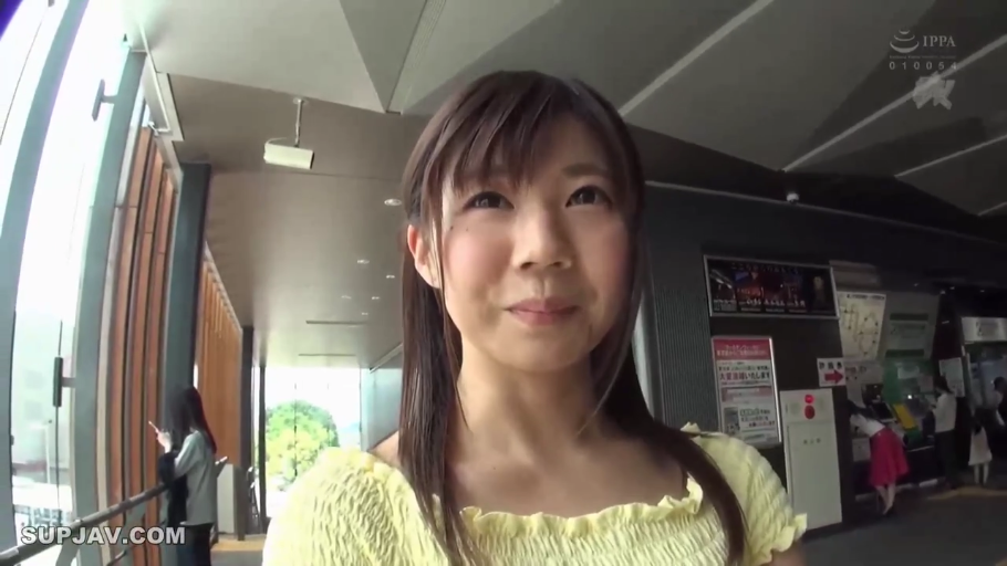 脸部特写 · 温柔 · 公共场所 · 黄色短袖上衣