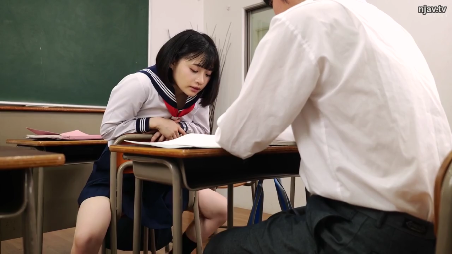 教室 · 专注 · 中景 · 辅导 · 课桌 · 剧情 · 水手服 · 开腿坐