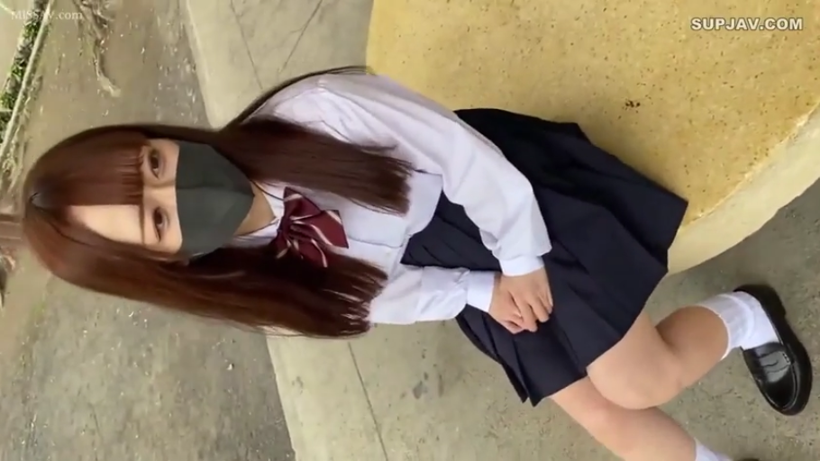 全身俯拍 · 注视 · 公園 · 黒いマスク · 黑色制服皮鞋