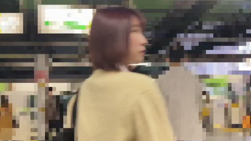 回眸 · 背景打码 · 站台 · 黄色长袖上衣 · 人物侧脸