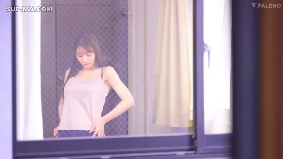 室内 · 站姿 · 半身 · 整理衣物 · 吊带衫