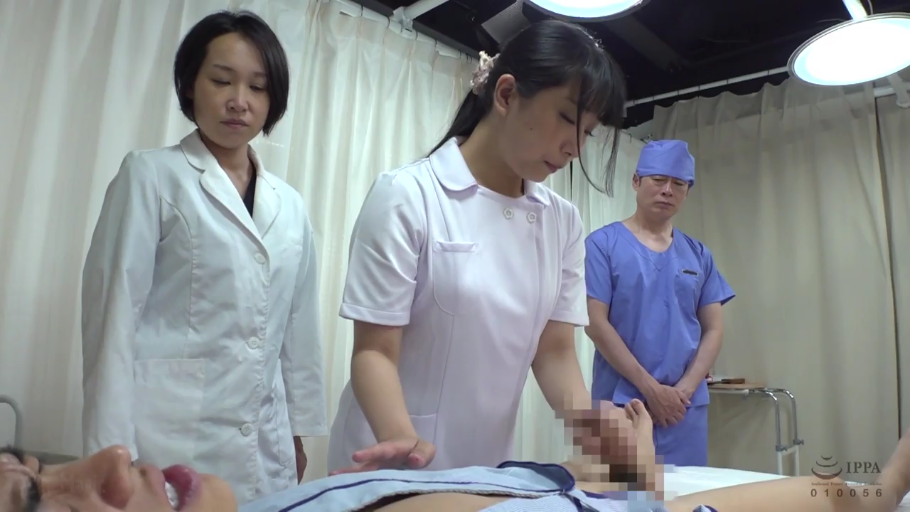 困惑 · 蓝色手术衣 · 医疗诊所 · 无直接性行为 · 护士服 · 部分区域有马赛克遮挡 · 病人的表情