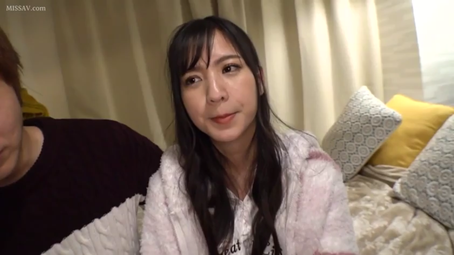 寝室 · 注视 · 深色毛衣 · 女性面部特写