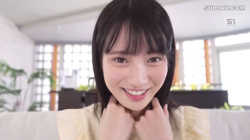 面部特写 · 对视 · POV · 甜美微笑 · 正面坐姿 · 居家室内 · 浅黄色荷叶边上衣