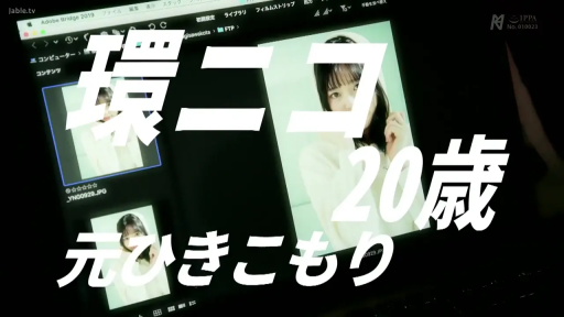室内 · 脸部特写 · 白色连帽衫