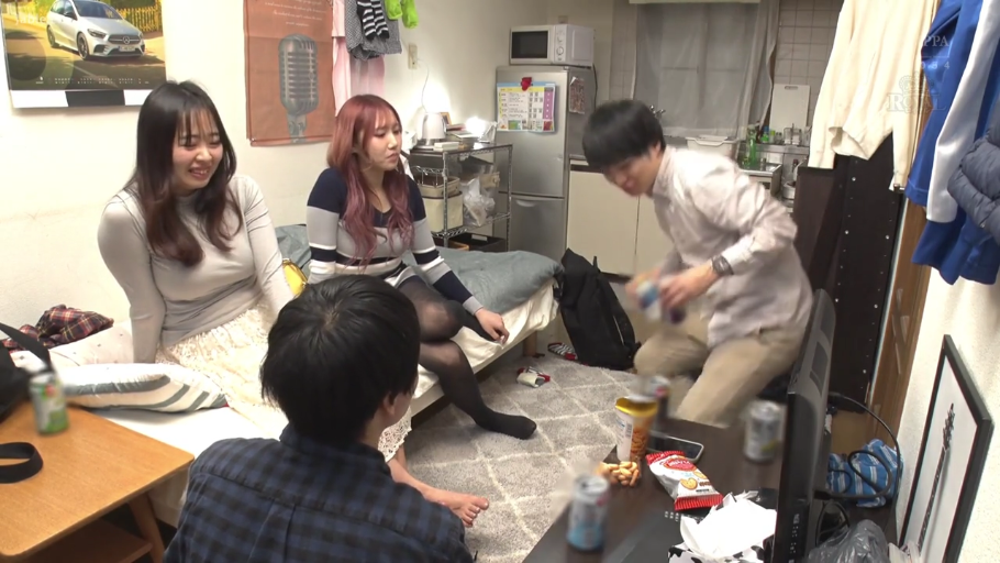 卧室 · 长袖紧身衫 · 零食袋 · 轻松地聊天 · 室内全景 · 房间堆放着杂物