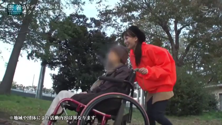 交谈 · 公园 · 自然光 · 深色贝雷帽 · 贝雷帽 · 轮椅细节