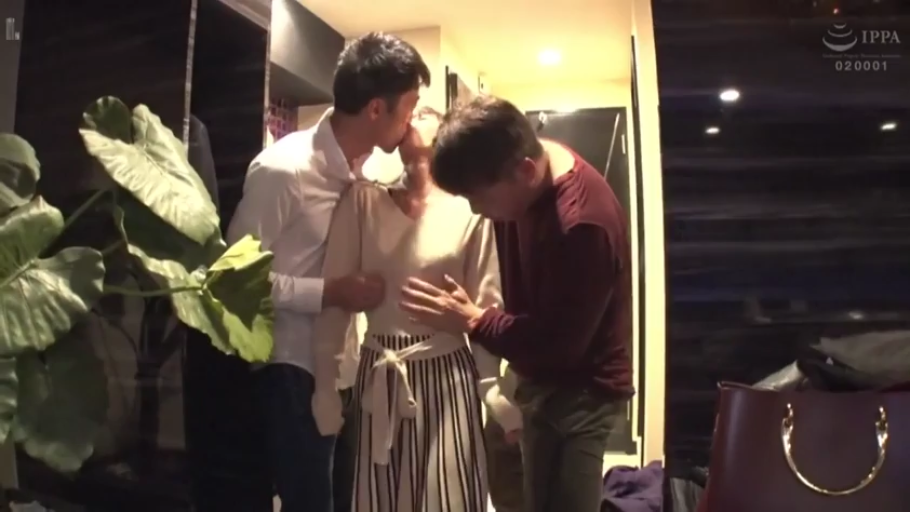 投入 · 接吻 · 站立 · 盆栽 · 多人 · 条纹裙 · 玄关