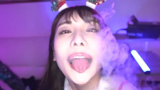 卧室 · 口部特写 · 吐舌 · 烟雾效果 · 圣诞鹿角发箍 · 圣诞风格服饰