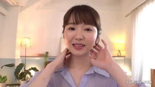 室内 · 微笑 · 条纹衬衫 · 长发 · 头部特写 · 正面 · 撩发