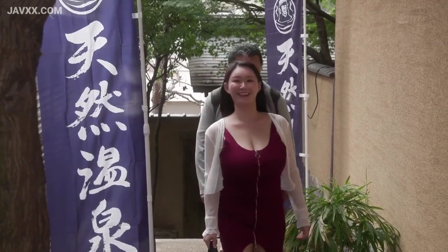 温泉门口 · 旗帜 · 人物中景 · 男士休闲外套 · 微笑着看向前方 · 背景有蓝色日式温泉旗帜