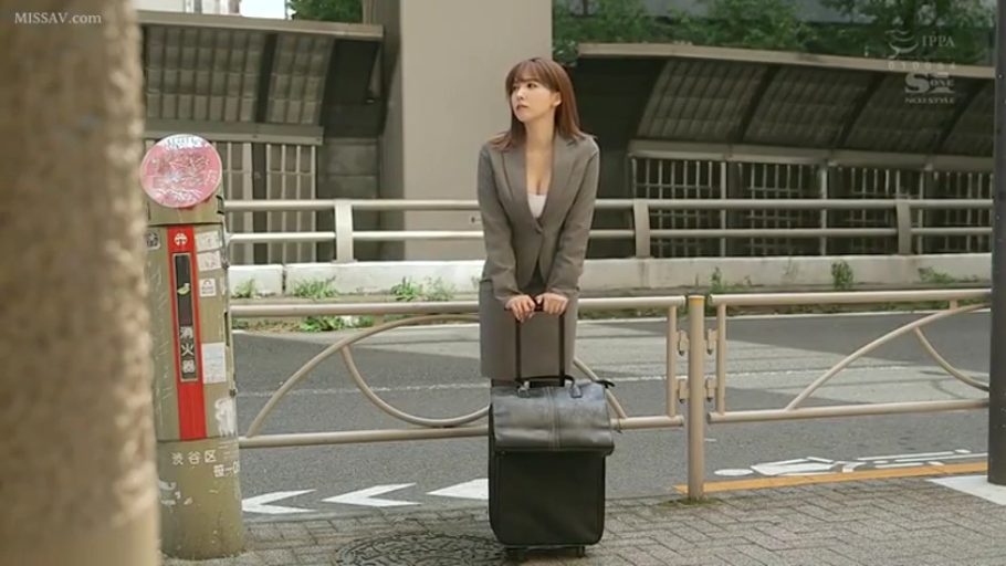 全身 · 职业西装 · 站立 · 户外街道 · 等待