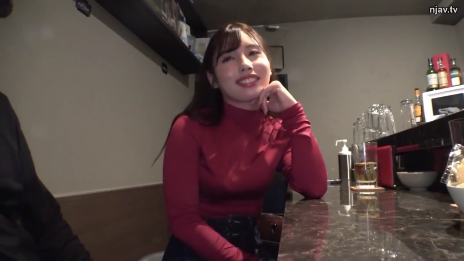 上半身特写 · 酒杯 · 吧台 · 温柔眼神 · 红色高领紧身长袖