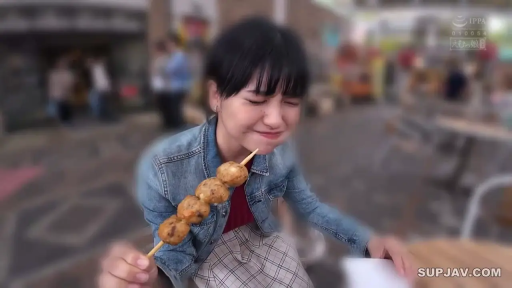 坐姿 · 享受 · 中景 · 户外 · 进食 · 牛仔外套 · 素人感 · 食物串