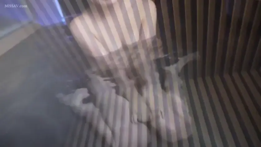 全裸 · 浴室 · 上半身特写 · 模糊不清 · 无 · 无明显性行为 · 画面有干扰性竖条纹效果